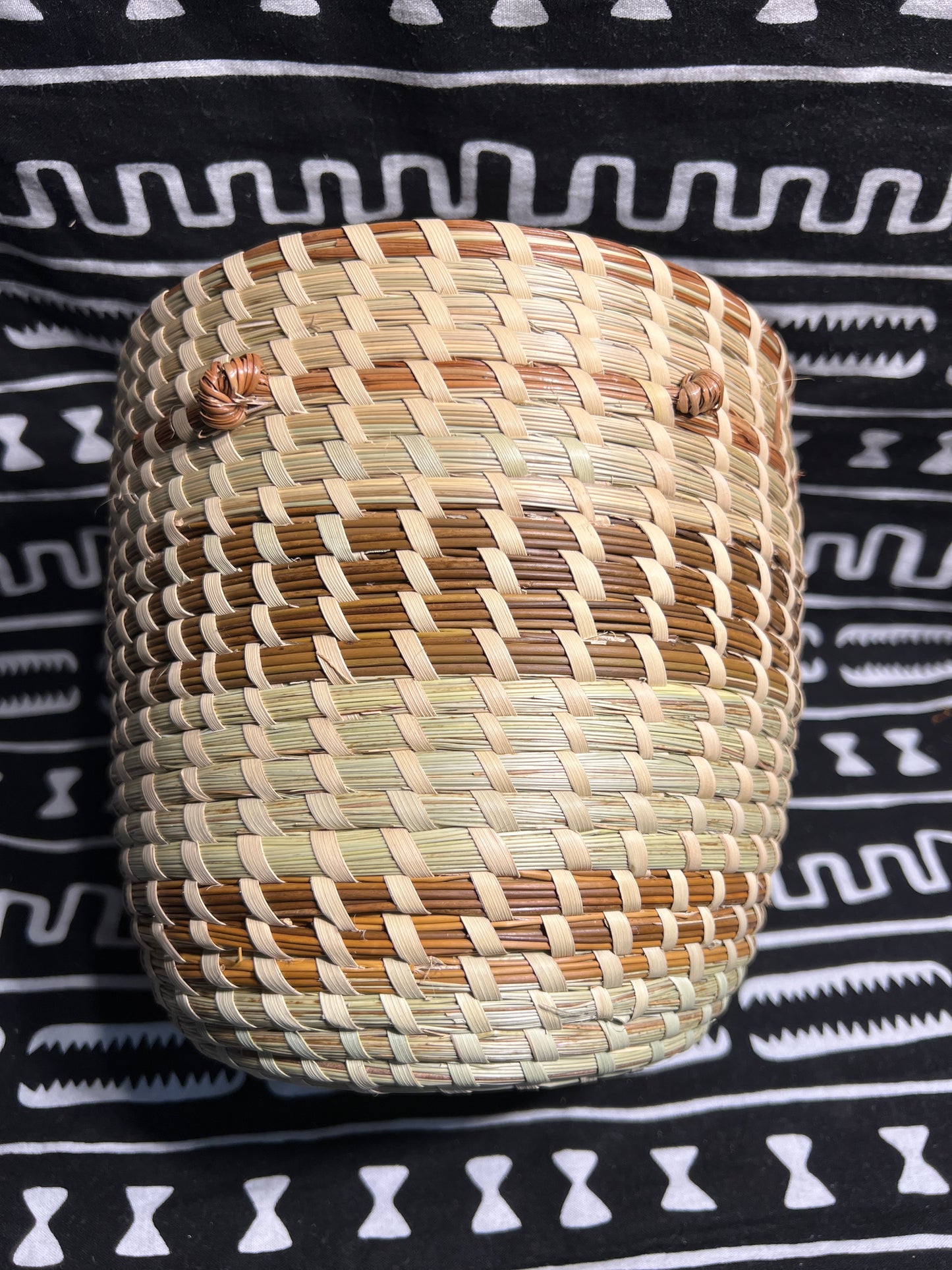 Round Do As Ya Choose basket with Love Knots