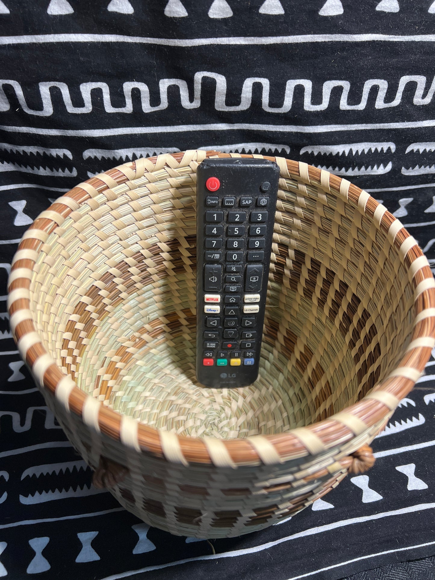 Round Do As Ya Choose basket with Love Knots