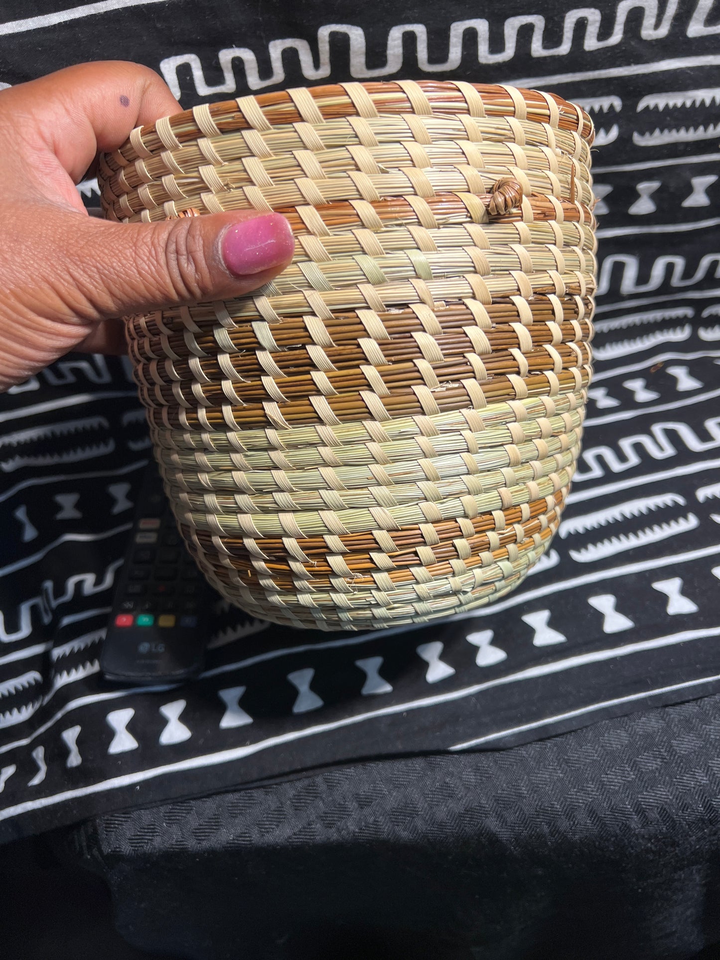 Round Do As Ya Choose basket with Love Knots