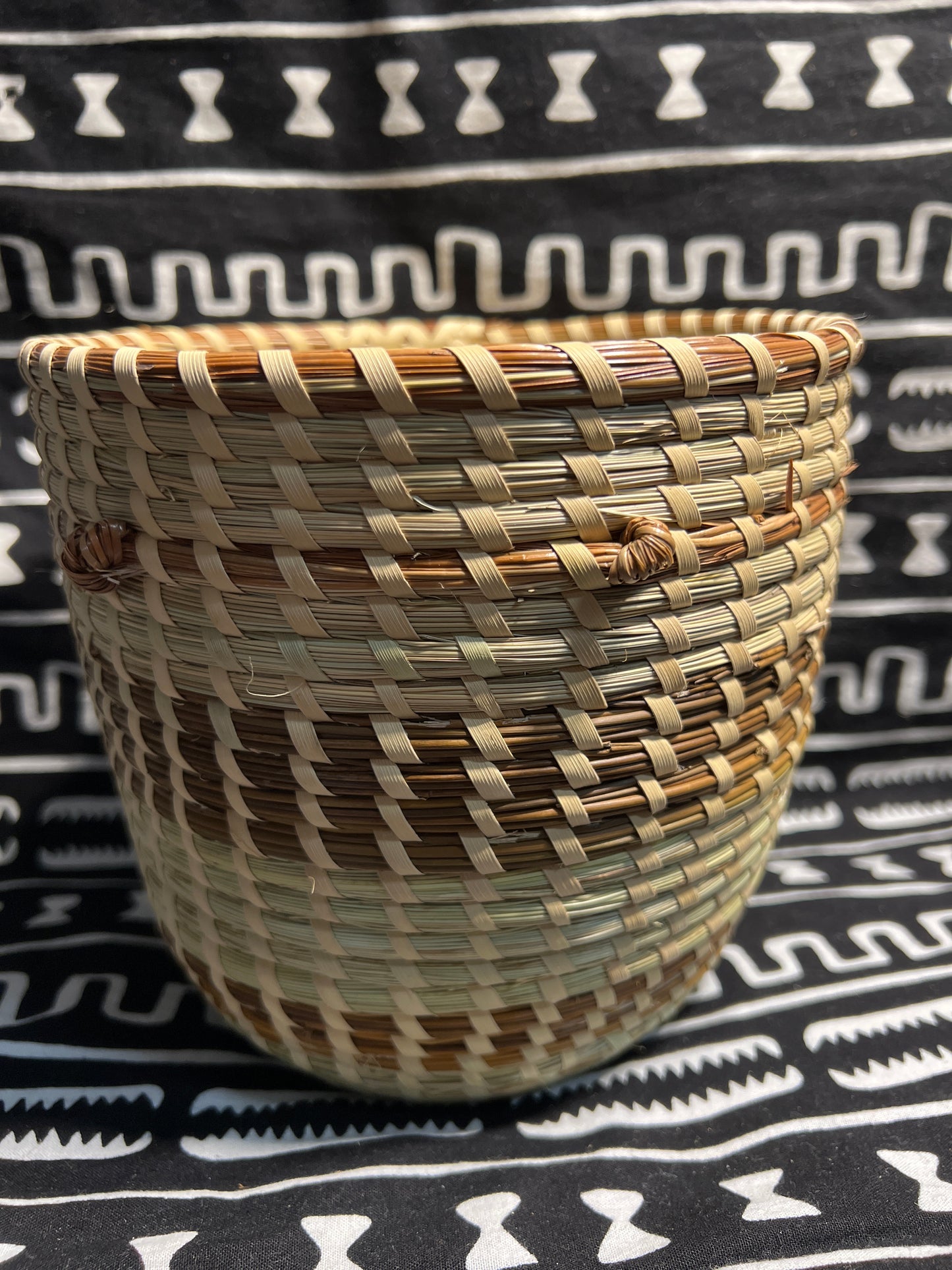 Round Do As Ya Choose basket with Love Knots